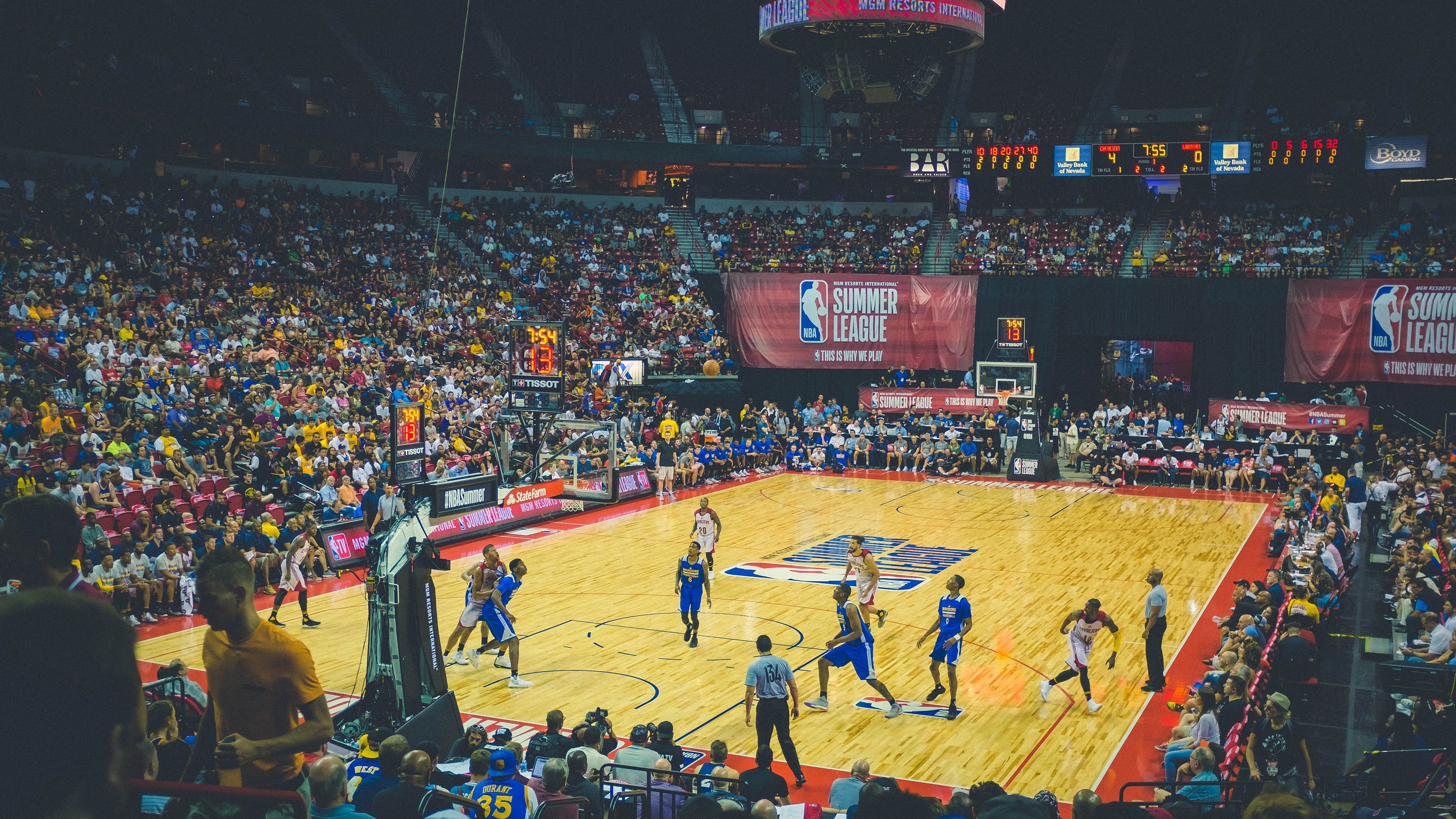 美洲杯激情巡演：明星表演令人热血沸腾，美洲杯经典比赛