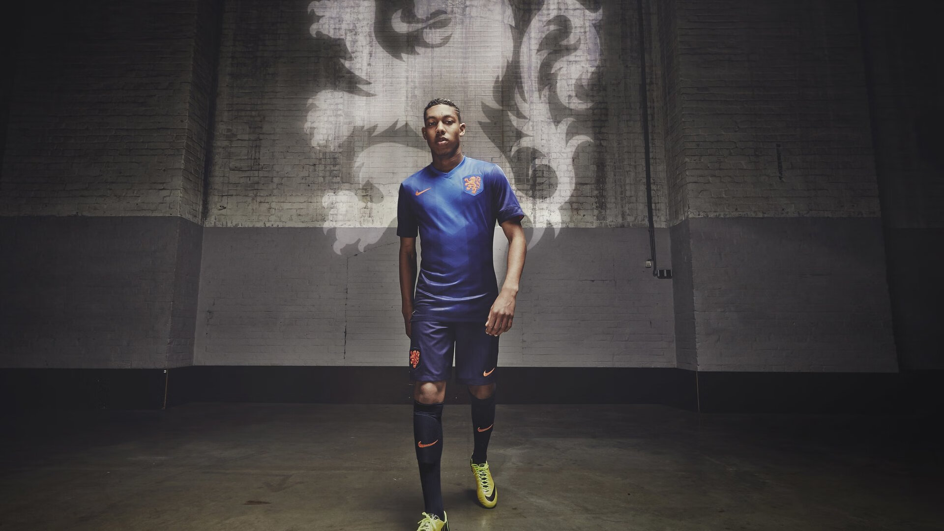 青训梯队与国外球队进行友谊赛积累实战经验提升综合素质，国内青训